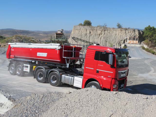 Este TGX 33.520 es una tractora en configuración tres ejes 6x4, idóneo para trabajar en los terrenos más difíciles.